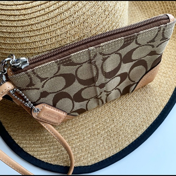 Coach Handbags - Signature “C” Coach Wristlet 🤩
